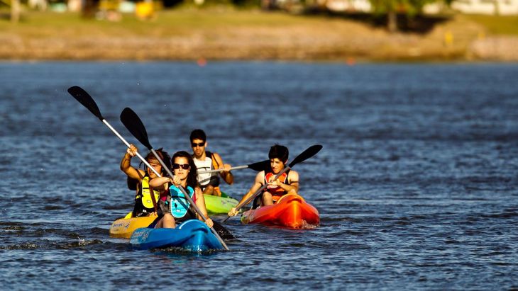 La laguna bonaerense ofrece un paisaje ideal para quienes buscan cambiar de aire y disfrutar de una escapada lejos del ritmo de la ciudad.