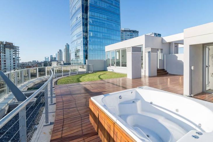 Además de los remates de los edificios se construyen también en los retiros de las torres que superan los 12 pisos Además de los remates de los edificios se construyen también en los retiros de las torres que superan los 12 pisos