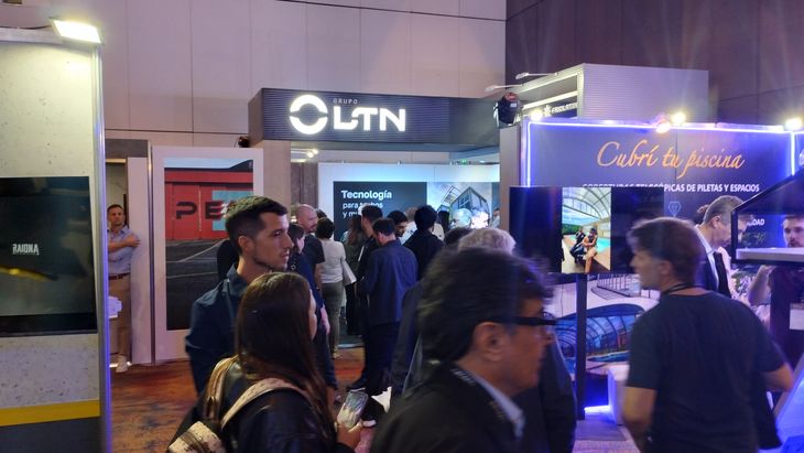 Pasillos colmados y fuerte movimiento de visitantes durante una nueva edición de Expo Construir, con presencia de desarrolladores, constructoras y proveedores de todo el país