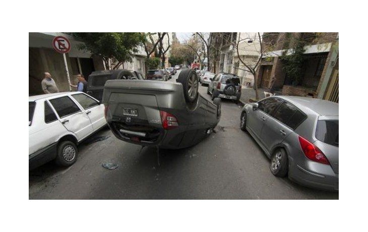 Colisionó un contenedor de basura y luego impactó contra una camioneta y tres autos estacionados.