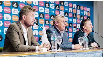 ámbito.com | Todos amigos. Tapia, Tinelli y Bauza juntos anunciando la desvinculación del técnico. Hubo agradecimientos al por mayor, solo faltaron las lágrimas. No permitieron preguntas para no pisarse.