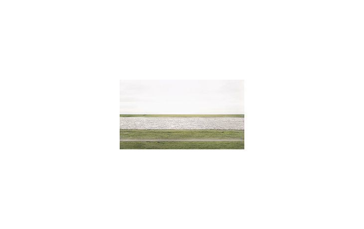 ámbito.com | El alemán Andreas Gursky  vendió en noviembre de 2011 ”Rhein II” en 4,3 millones de dólares. La obra, montada sobre plexiglass de una toma capturada en 1999, es una de una serie de seis