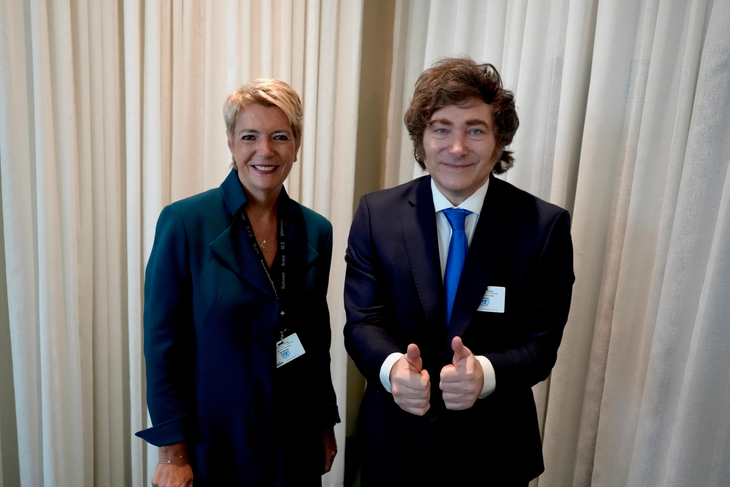 El encuentro se dio minutos antes de la exposición de Milei. El encuentro se dio minutos antes de la exposición de Milei.