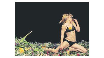 La bailarina Annabelle Chambon en su solo “Preparatio Mortis”, segundo espectáculo de Fabre, que igual que el extenso “El poder de la locura teatral”, fue aplaudido con entusiasmo.