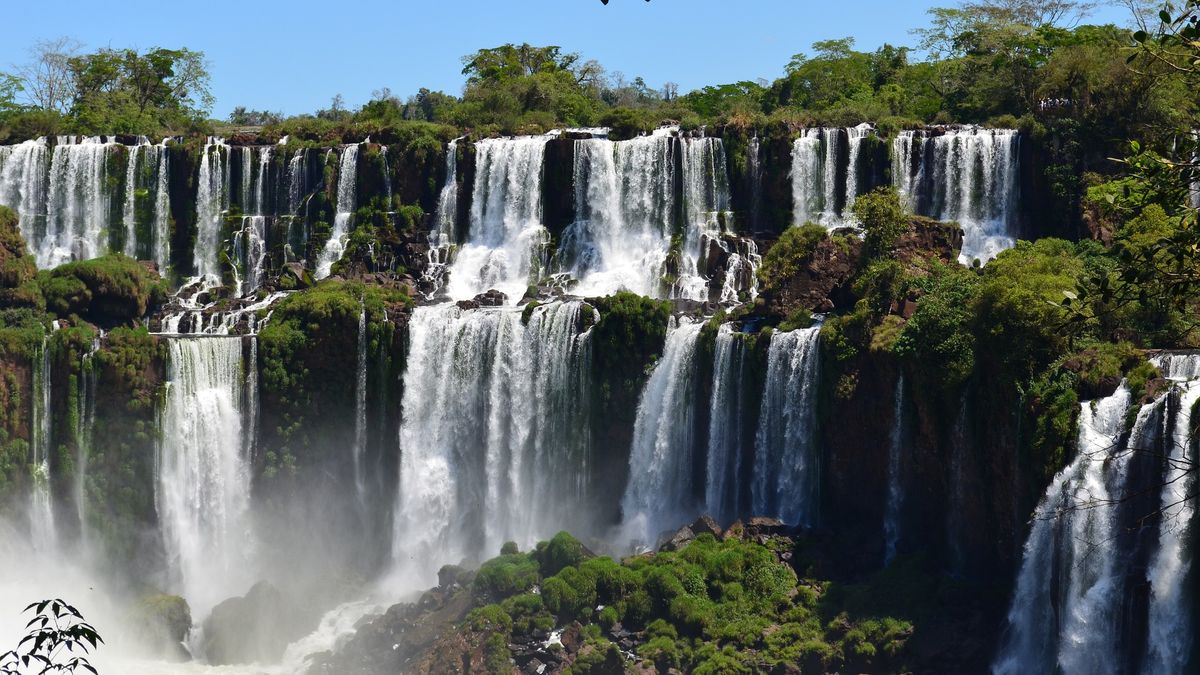 After the river flood and recovery tasks, the Iguazú Falls reopen