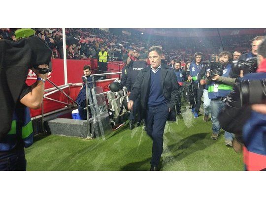 El Toto regresó al banco del club andaluz a penas dos semanas después de ser operado (@SevillaFC).