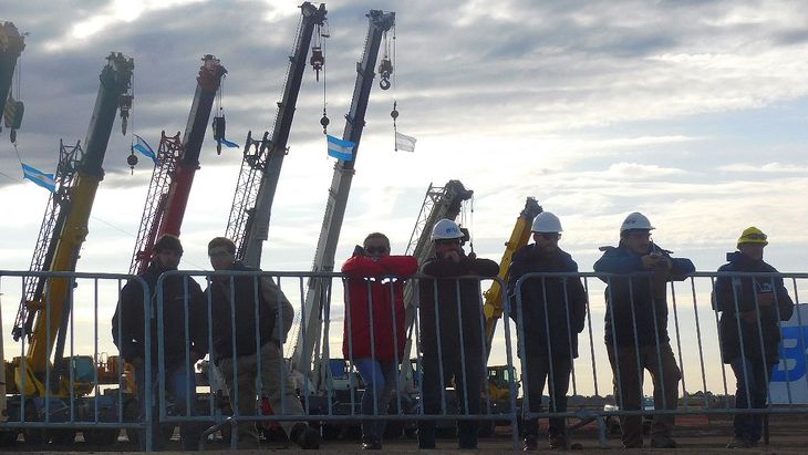 Los trabajadores de la empresa BTU, que participó de la construcción del Gasoducto Néstor Kirchner, durante el acto de inaguración en Saliqueló. 