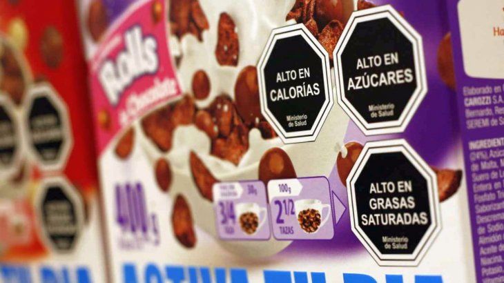 El proyecto de ley busca que los envases de los productos incluyan etiquetas para advertir los excesos de azúcares, sodio, grasas saturadas, grasas totales y calorías