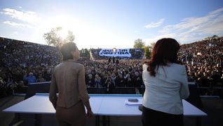Cristina Kirchner junto a Mayra Mendoza en su acto en Quilmes.