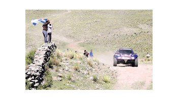 ámbito.com | El príncipe Nasser Al-Attiyah tuvo muchos problemas con el motor de su Boggie y debió abandonar.