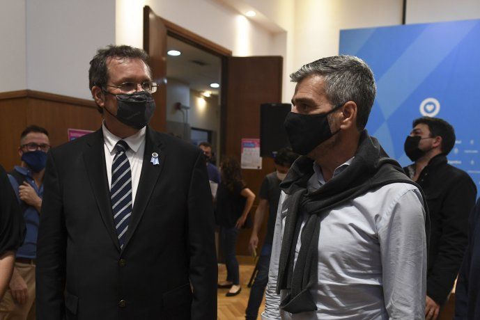 Zabaleta y Bauer en el acto de descubrimiento de la placa 