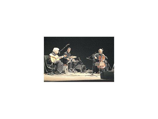 El compositor y cellista brasileño Jacques Morelenbaum repitió el repertorio que ya presentóen Buenos Aires en 2005, con los no menos talentosos Carlos Balla en batería y LulaGalvao en guitarra.