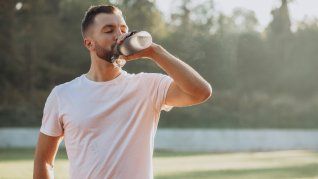 La deshidratación silenciosa puede pasar inadvertida, afectar el rendimiento físico y mental y generar consecuencias en la salud, aun cuando no aparezca la sensación de sed. La deshidratación silenciosa puede pasar inadvertida, afectar el rendimiento físico y mental y generar consecuencias en la salud, aun cuando no aparezca la sensación de sed.
