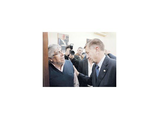 Hugo Moyano y Hermes Binner ayer al mediodía, luego de la reunión que mantuvieron en la sede de la CGT. Empezó con una broma, terminó con un juramento.