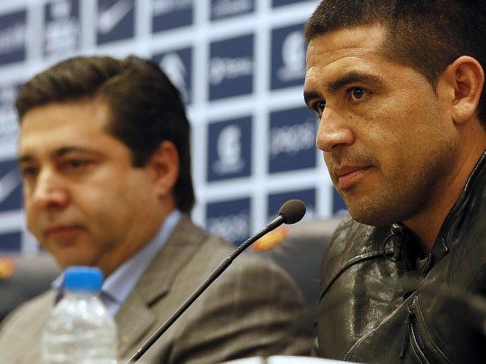 Angelici apuntó otra vez contra Riquelme.