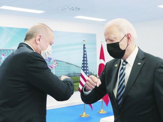 SOCIOS CON DESACUERDOS. El presidente de Turquía, Recep Tayyip Erdogan, saludó a Joe Biden durante la cumbre de la OTAN. Aquel país sobresale por sus posturas muchas veces divergentes dentro de la Alianza Atlántica.