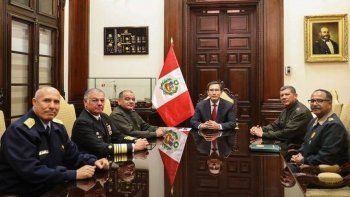 El gobierno peruano difundió una imagen del presidente rodeado por la cúpula militar.