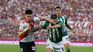 Franco Mastantuono and Aaron Quirós fight for the ball at the Monumental, where River and Banfield found the goals in the second half, but could not break the tie. Franco Mastantuono and Aaron Quirós fight for the ball at the Monumental, where River and Banfield found the goals in the second half, but could not break the tie.