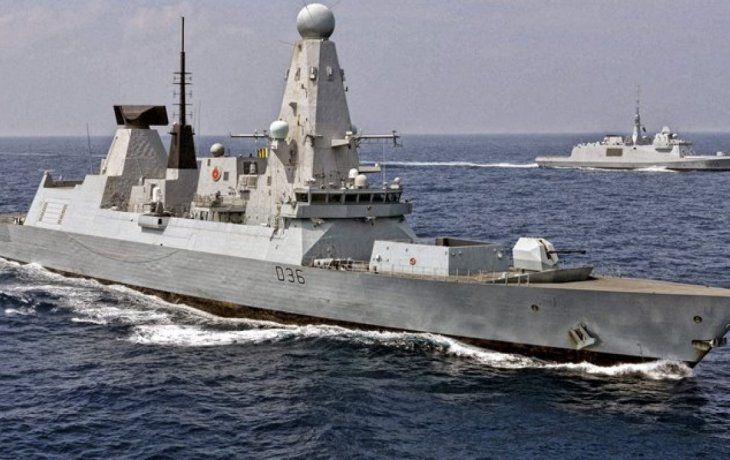 Rusia arrojó bombas en dirección al HMS Defender británico en las aguas del Mar Negro, frente a Crimea.