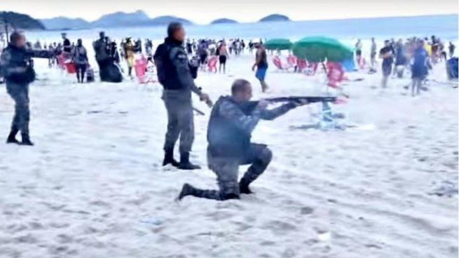 Disparos. La Policía irrumpió en la playa y dispersó la pelea entre hinchas de Fluminense y Boca.&nbsp;