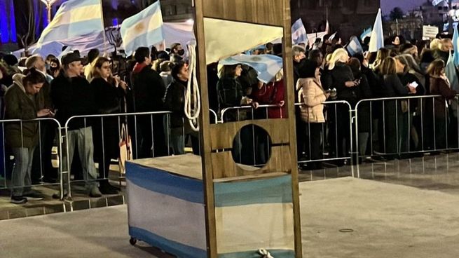Los manifestantes expusieron una guillotina durante la marcha contra el Frente de Todos. 
