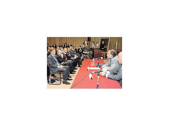 Habló sólo 10 minutosCarlos Fernández,pero suficientes parareconocer que el ingresodel país a laCAF es con el fin deobtener fondos paraobras públicas.