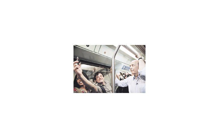 ámbito.com | El candidato del Partido de la Social Democracia Brasileña (PSDB), José Serra, fue fotografiado ayer por un pasajero del subte de San Pablo. El opositor está en su peor momento en los sondeos.