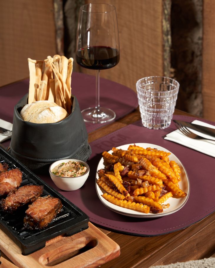 Ideal para celebraciones patrias con platos que evocan tradición argentina. Ideal para celebraciones patrias con platos que evocan tradición argentina.