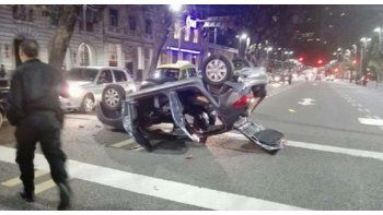 El auto de la pareja quedó volcado en medio de la avenida Leandro N. Além.