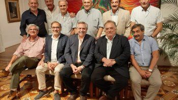 Los amigos íntimos del Presidente cenaron junto al primer mandatario en la residencia de Olivos para despedir a los Embajadores Jorge Arguello ( EEUU) y Alberto Iribarne (Uruguay); y festejar el cumpleaños (63) del Diputado Nacional Eduardo Valdes.