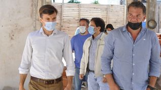El intendente Lucas Ghi recorriendo el Centro de Atencion Primaria de Salud.&nbsp;