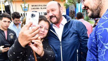El gobernador Insfrán se sacó fotos con la gente en la puerta de la escuela donde votó.&nbsp;
