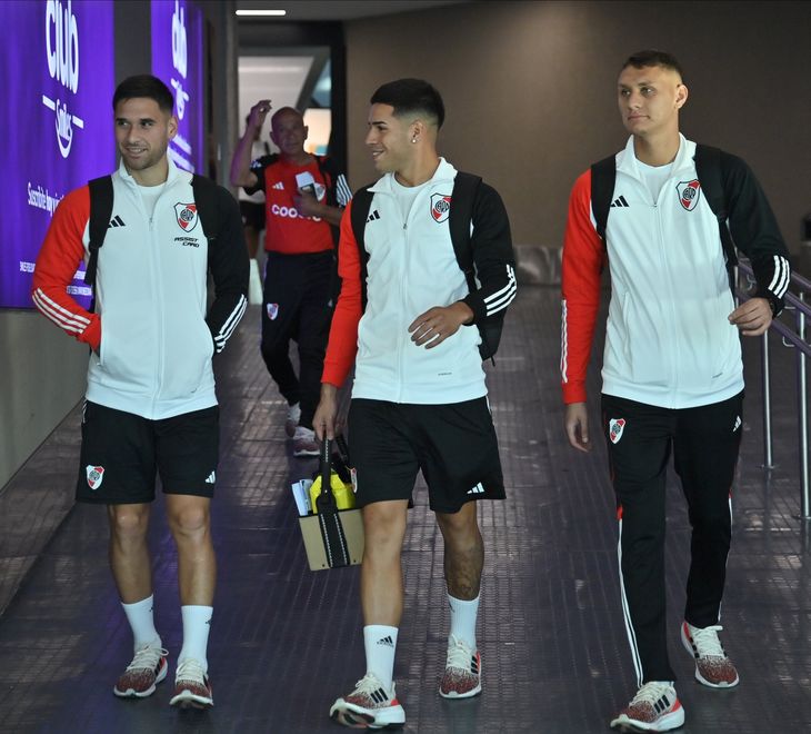 Conncara, smiling, the River players left for Colombia, and then made a journey by land to Venezuela, where on Tuesday they will make their debut in the Copa Libertadores against Deportivo Táchira. Conncara, smiling, the River players left for Colombia, and then made a journey by land to Venezuela, where on Tuesday they will make their debut in the Copa Libertadores against Deportivo Táchira.
