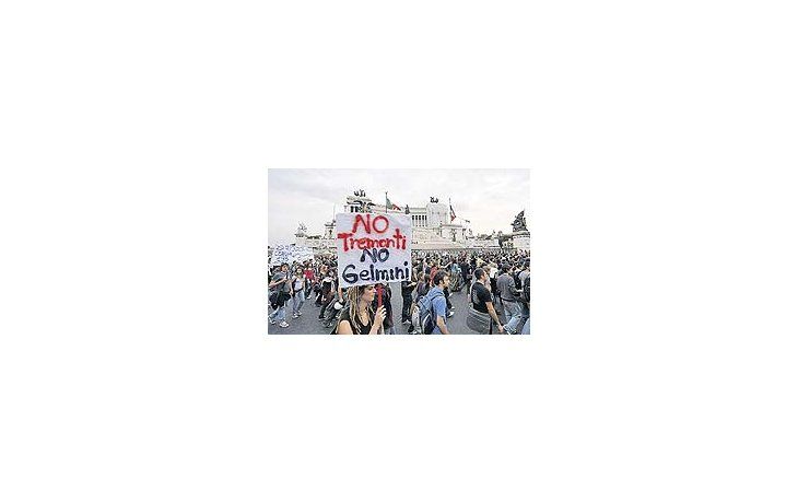 Estudiantes de la universidad romana de la Sapienza marcharon ayer en Piazza Venezia en protesta contra la reforma educativa propuesta por el gobierno de centroderecha. El sector se muestra como el más activo de la oposición a Silvio Berlusconi.