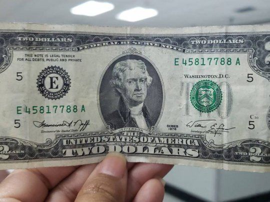 El billete de 2 dólares adquirió un valor simbólico, convirtiéndolo así es una rareza por la omnipresencia del billete de 1 dólar.