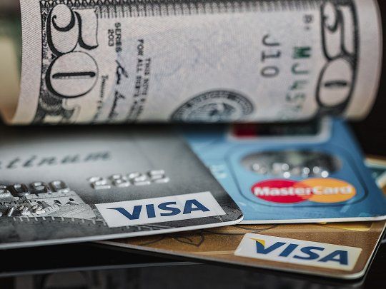 Cómo conviene pagar mis gastos en dólares en el exterior: billete o tarjeta