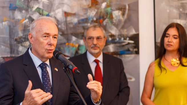El embajador suizo enArgentina, Hans Rüedi Bortis (izquierda), junto con el presidente de la Cámara de Comercio Suizo Argentina (CCSA), Ernesto Kohen (centro).