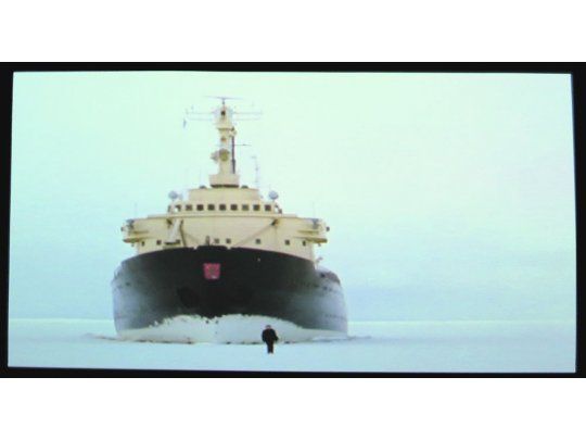 Rompehielos espectral. El holandés Guido van der Werve y su obra “Número ocho, Todo va a estar bien” (2007, video HD en 16mm).