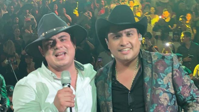 Julión álvarez brilla en la gira Prófugos con Alfredo Olivas.
