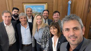 La mesa política del Gobierno se congrega este martes en Casa Rosada para definir la estrategia legislativa. La mesa política del Gobierno se congrega este martes en Casa Rosada para definir la estrategia legislativa.
