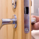 La madera absorbe humedad en verano, haciendo que las fibras se expandan y las puertas se rocen con el marco. La madera absorbe humedad en verano, haciendo que las fibras se expandan y las puertas se rocen con el marco.