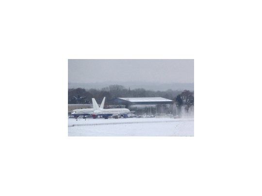 Los aeropuertos internacionales de Gatwick en Londres y Edimburgo (Escocia) permanecieron cerrados todo el día.