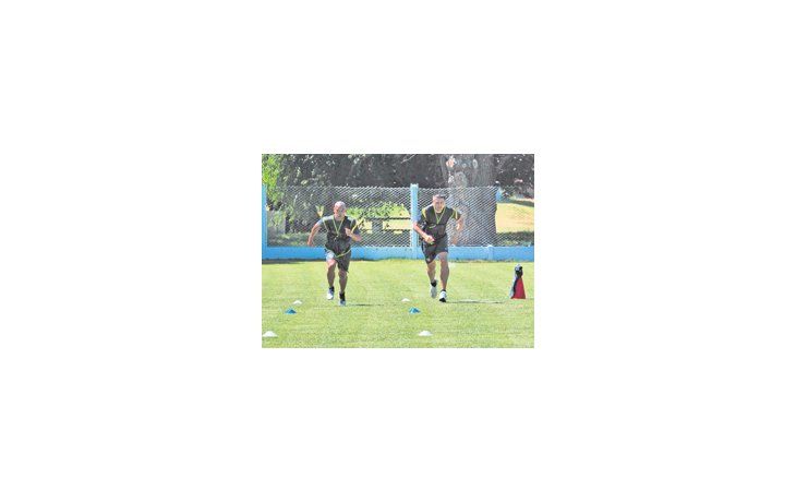 Clemente Rodríguez y Juan Román Riquelme en el primer entrenamiento de Boca en Tandil.