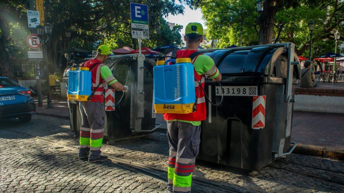 CABA incorporates new crews to sanitize garbage containers CABA incorporates new crews to sanitize garbage containers