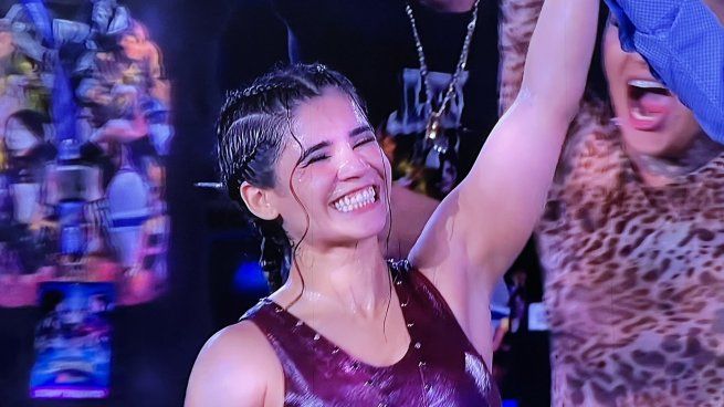 En el combate estelar de la velada del Supernova Strikers, Alana Flores se impuso a Gala Montes.