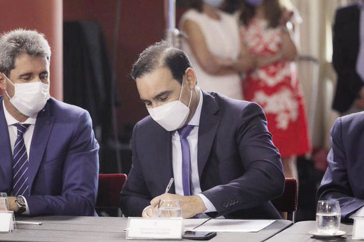 escenario. Gerardo Zamora (Santiago) y Jorge Capitanich (Chaco), dos gobernadores del oficialismo, y Gustavo Valdés (Corrientes) del radicalismo, durante la firma del nuevo Consenso Fiscal la semana pasada en la Casa Rosada. Esta semana volverán a Buenos Aires para reunirse con el ministro de Economía.