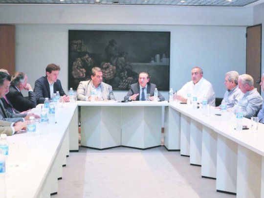 negociación. El 6 de noviembre Dante Sica y Jorge Triaca cerraron en el gremio de Sanidad un acuerdo con la CGT y los empresarios por el bono de $5.000 y el freno administrativo a los despidos, a cambio de evitar un paro.