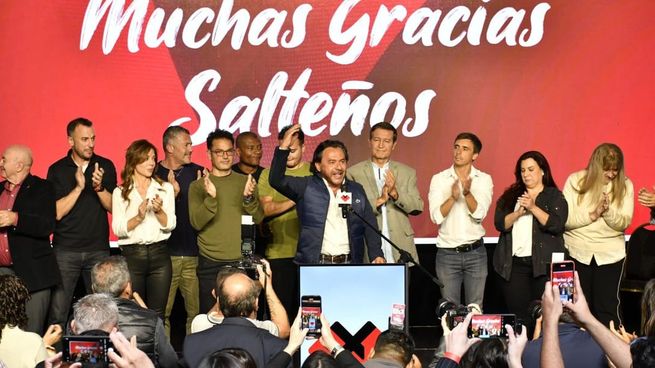 El gobernador salteño Gustavo Sáenz festejó el triunfo de su tropa en las elecciones legislativas. 