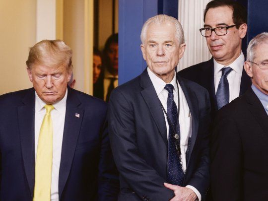 CERCA, PERO LEJOS. Donald Trump camina cerca del asesor comercial Peter Navarro y otros altos funcionarios de su administraci&oacute;n en esta foto de archivo. Navarro fue el primero en advertirle al presidente la amenaza que supon&iacute;a el Covid-19, pero este no le prest&oacute; la atenci&oacute;n debida.