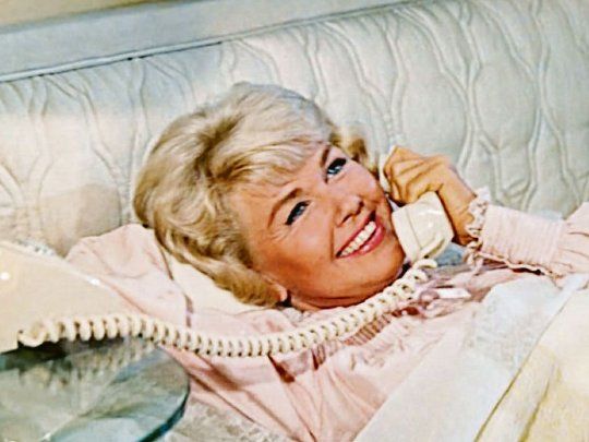 Doris Day. La imagen que la consagró en la película Problemas de alcoba (Pillow talk), que realizó en 1959 junto a Rock Hudson. Después de una larga y exitosa carrera, había decidido retirarse a los 50 años.